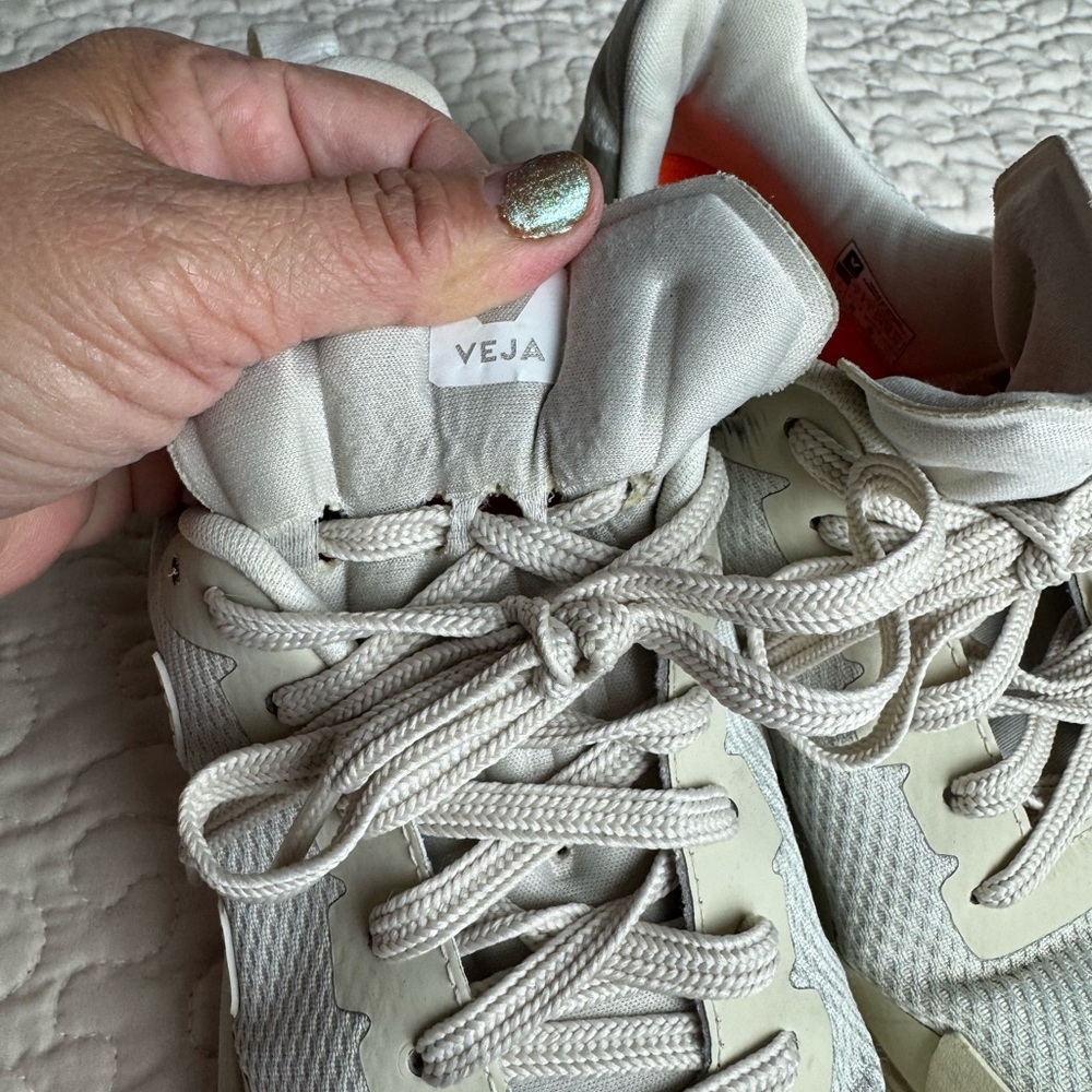 Veja Sneakers size 9 - Picture 7 of 10